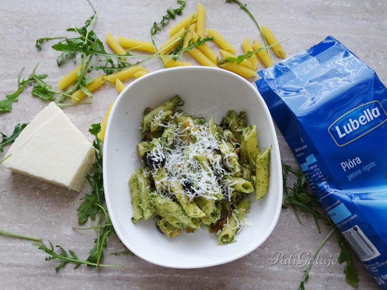 Makaron z oliwkami i pesto z rukoli