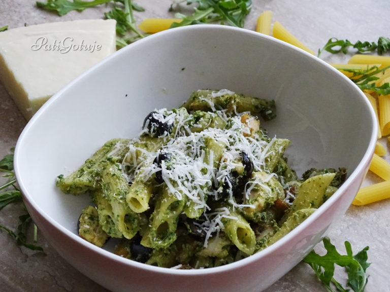 Makaron z oliwkami i pesto z rukoli